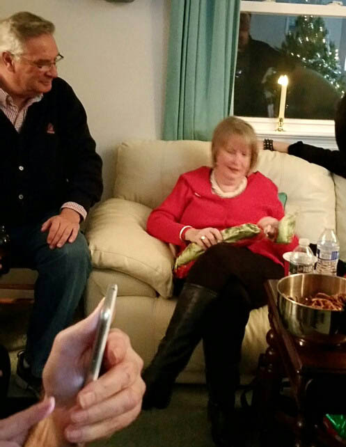 A35 ED AND MAUREEN WITH GIFT