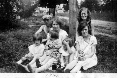 Marion - Doris - Aunt Emily - Uncle Frank - Aunt Betty - Aunt Helen Meyer with cousin Lydia Sandberg 1929