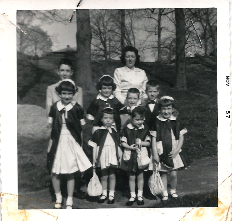 MARION KELLEY WITH HER BIG 8 CHILDREN NOVEMBER 1957