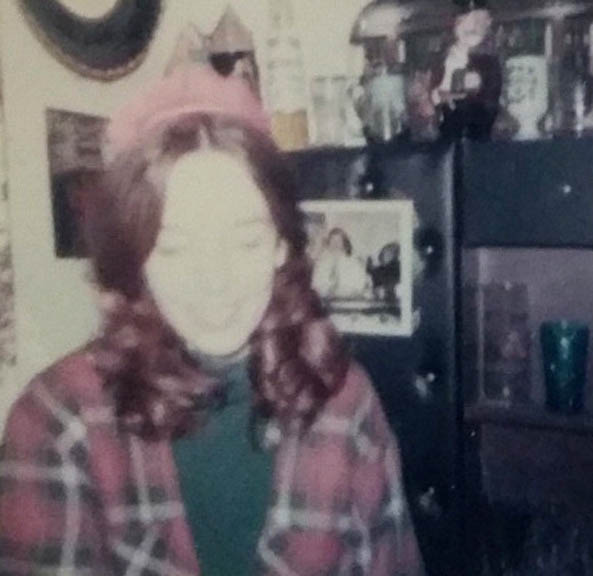BONNIE KELLEY IN HER FATHERS VILONE VILLAGE HOME MID 1970S