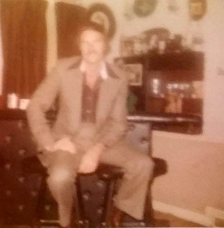 DAVE KELLEY IN LIVING RM OF VILONE VILLAGE ELSMERE HOME 1970S