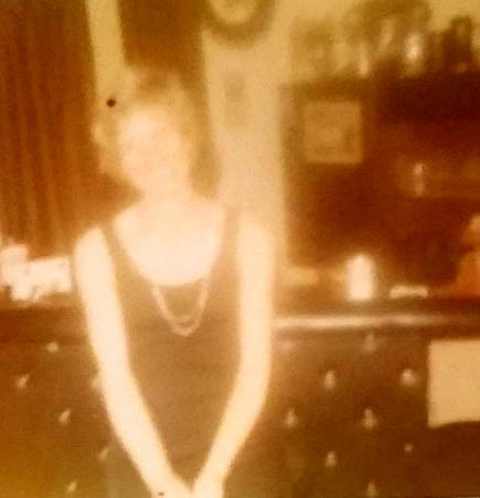 DAVE KELLEYS GIRLFRIEND MARY IN LIVING RM OF VILONE VILLAGE ELSMERE HOME 1970S
