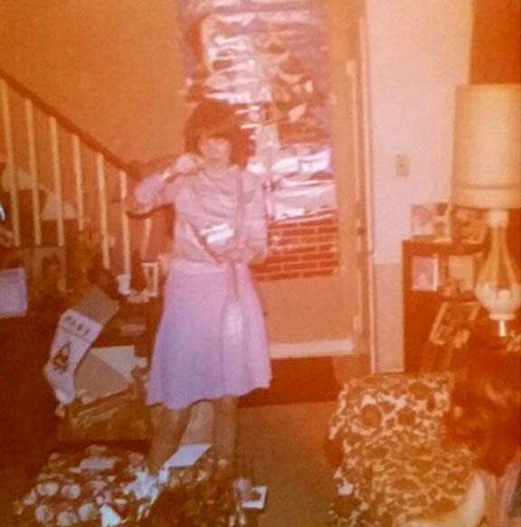 KATHY KELLEY AT HER FATHERS HOUSE IN VILONE VILLAGE DE EARLY 1970S