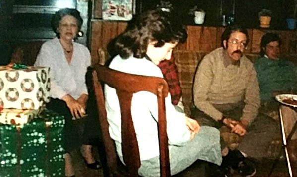 MARION KELLEY WITH HER SON TOMMY AND HIS WIFE JEANETT AND HER SON-IN-LAW FRANK SPINA MID 1980S